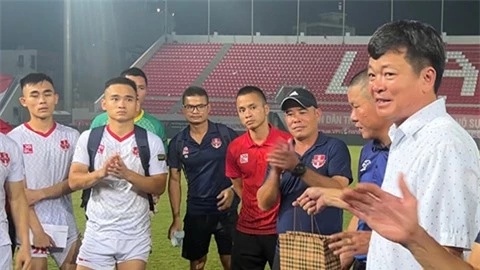 Chủ tịch Hải Phòng FC cầm túi tiền 1 tỷ đồng thưởng cầu thủ