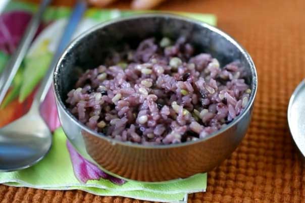 Học phụ nữ Hàn cách nấu cơm "lạ" giúp đẹp dáng, ăn nhiều cũng không sợ béo