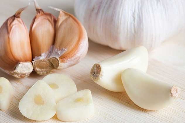 Đặt một nhánh tỏi dưới gối trước khi ngủ, sáng dậy bạn sẽ thấy ngay điều kỳ diệu xảy ra