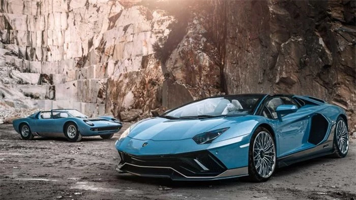  Vào cuối tháng 9, Lamborghini đã chấm dứt dây chuyền sản xuất dòng siêu xe Aventador với mẫu Aventador Ultimae Roadster hàng thửa do bộ phận Ad Personam chấp bút. 