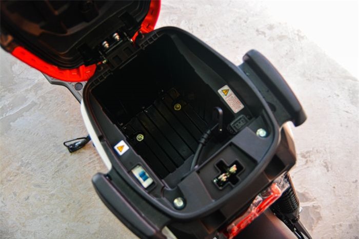 Bên dưới yên xe cao 740 mm là nơi đặt bộ pin lithium-ion. Phiên bản được mang về Việt Nam dùng pin 48 V/24 Ah. Honda U-be tại Trung Quốc còn có các phiên bản dùng pin 48 V/15 Ah và 48 V/20 Ah.