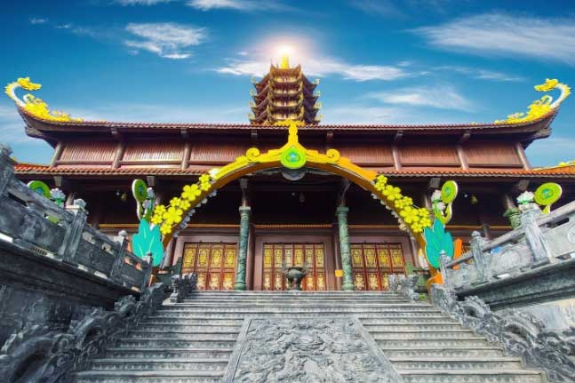 Vẻ nguy nga của ngôi chùa có tòa tháp độc nhất Việt Nam với 2 kỷ lục thế giới