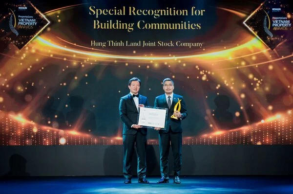 Ông Thiệu Lê Bình - Phó Tổng Giám đốc Hưng Thịnh Land nhận giải thưởng đặc biệt tuyên dương sự đóng góp cho cộng đồng