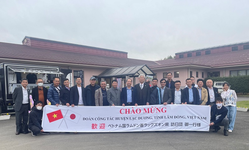 Phó Thị trưởng thành phố Yachiyo đón tiếp ân cần, trọng thị đoàn công tác huyện Lạc Dương.