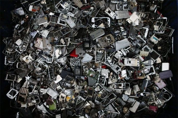  Số rác thải từ thiết bị điện tử mỗi năm có thể nặng đến hàng chục triệu tấn. Ảnh: Phys. 