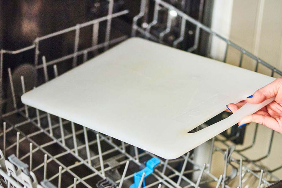 3 cách giúp bạn loại bỏ vết bẩn trên thớt nhựa