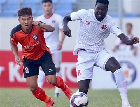 Tiền vệ Moses phải ngồi khán đài trận gặp Sài Gòn FC khiến HLV Chu Đình Nghiêm vô cùng âu lo