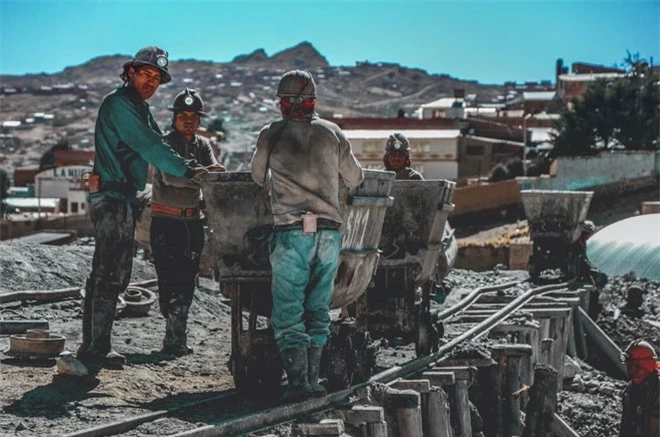 Công nhân khai thác quặng tại núi Cerro Rico.