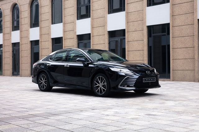 Doanh số Toyota Camry và nhóm xe sedan tầm giá 1 tỷ đồng sụt giảm mạnh