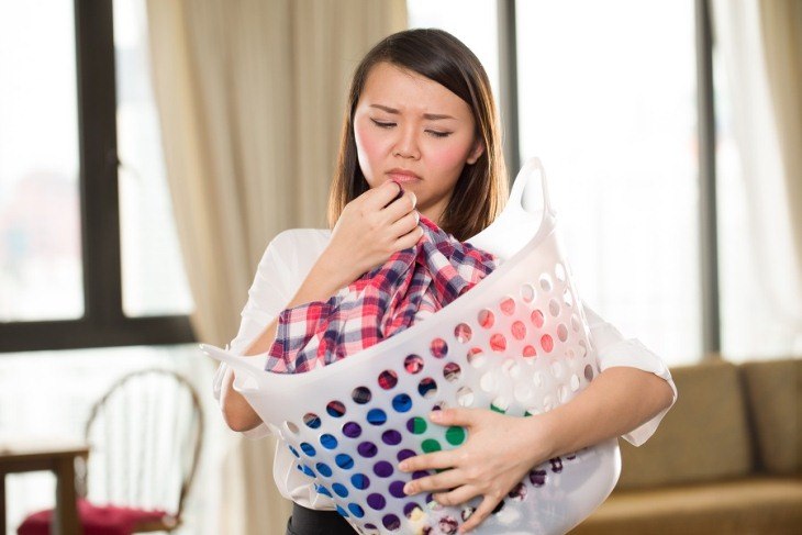 Khử mùi đồ nướng dính trên quần áo