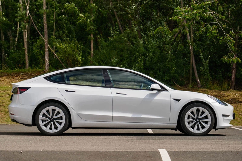 7. Tesla Model 3 (giá khởi điểm: 46.990 USD).