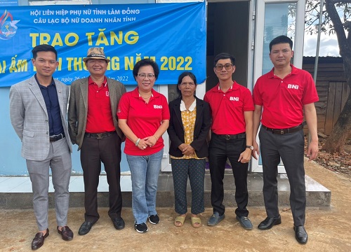 Câu lạc bộ Nữ doanh nhân Lâm Đồng trao mái ấm yêu thương cho hoàn cảnh khó khăn