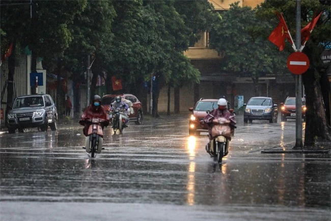 Dự báo thời tiết ngày 26/10/2022: Hà Nội se lạnh, tiếp tục có mưa dông