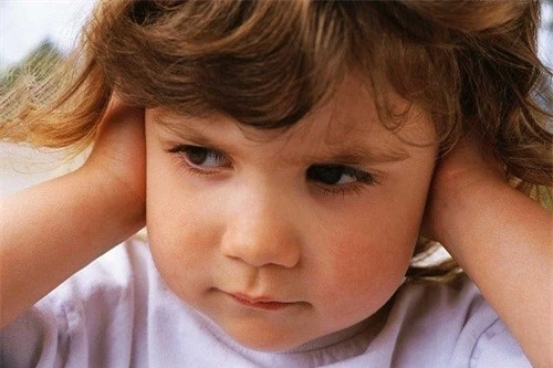 Trẻ bị viêm tai giữa nên kiêng gì?