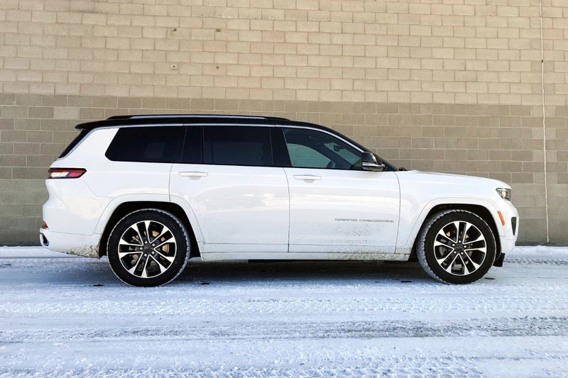 3. Jeep Grand Cherokee L (giá khởi điểm: 42.200 USD).