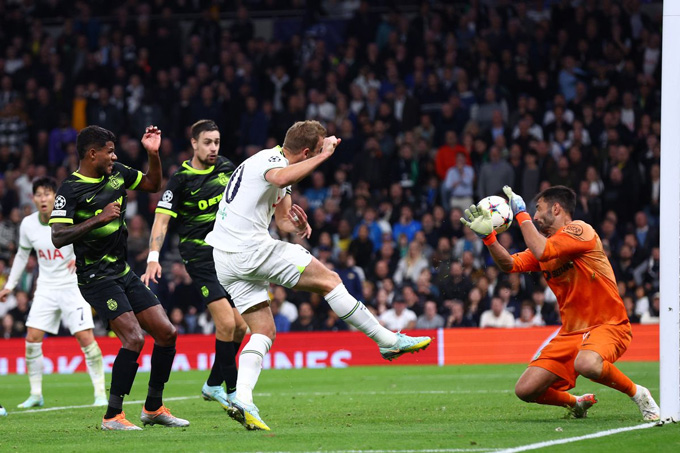 Conte bị đuổi, Tottenham bị khước từ vé đi tiếp ở phút 90+9