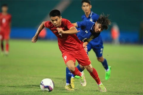 Lê Phát (trước) tỏa sáng với cú đúp bàn thắng ngay trong trận đầu khoác áo U17 Việt Nam Ảnh: ĐỨC CƯỜNG