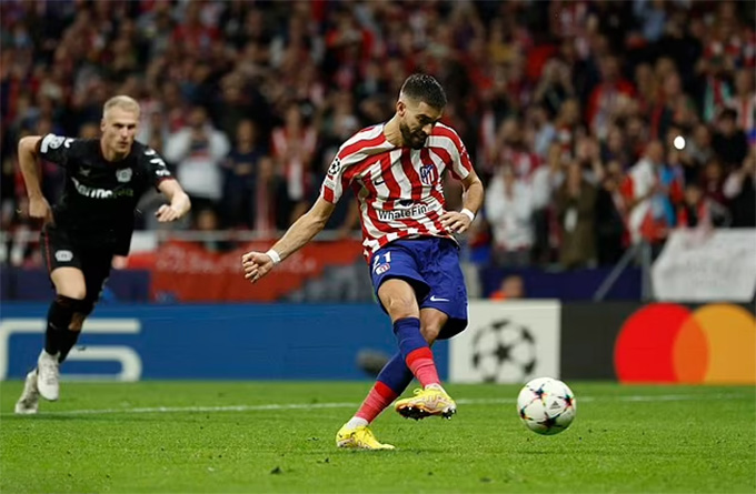 Đá hỏng phạt đền, 'tội đồ' Carrasco khiến Atletico bị loại cay đắng