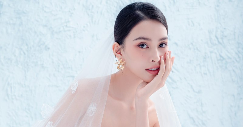 Hoa hậu Tiểu Vy khoe nét trong veo với sắc trắng tinh khôi