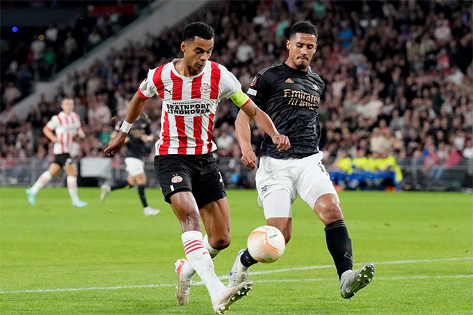 Thua cách biệt PSV, Arsenal vẫn có nguy cơ mất ngôi đầu bảng