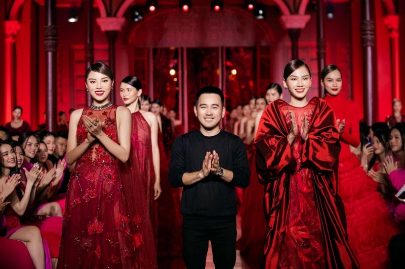 NTK Lê Thanh Hòa xuất hiện kết show