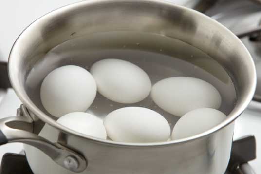 Luộc trứng kiểu này còn độc hơn ngâm trong 'thạch tín', nhiều người Việt vẫn làm theo mà không hề biết