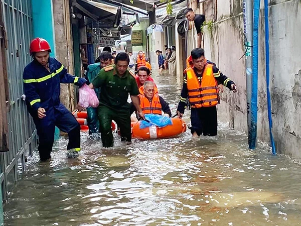 Lực lượng chức năng TP Đà Nẵng sơ tán người dân vùng thấp trũng trong đợt mưa lớn lịch sử ngày 14/10/2022
