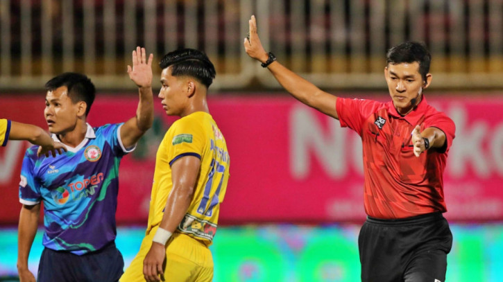 Quyết định sai lầm của trọng tài trận HAGL - Bình Định giúp Hà Nội FC thế nào?