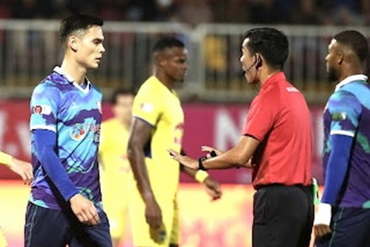 Trưởng ban trọng tài VFF lên tiếng về quả penalty gây tranh cãi của HAGL