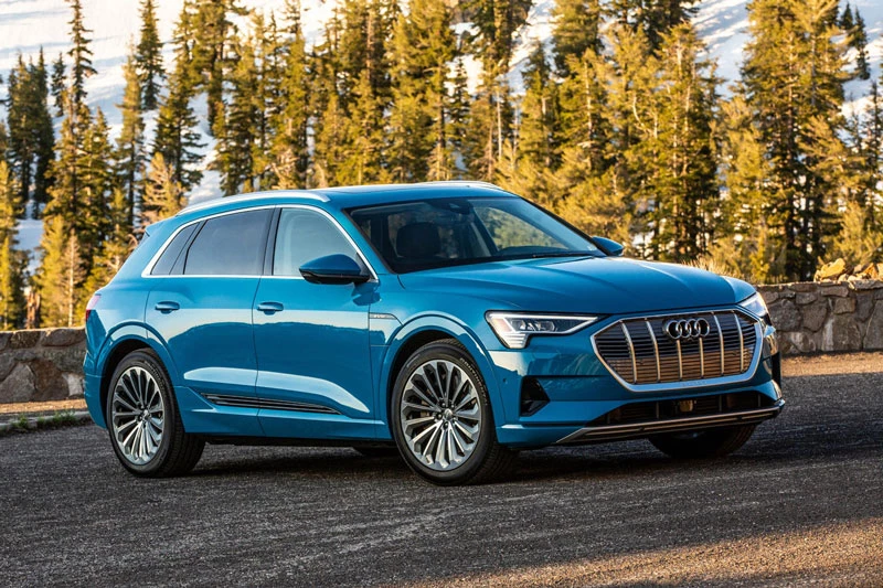 7. Audi e-tron (giá khởi điểm: 65.900 USD).