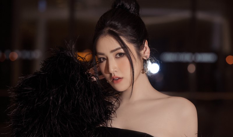 Diện đầm hở vai, xẻ cao khoe chân dài, Á hậu Tú Anh hút ánh nhìn