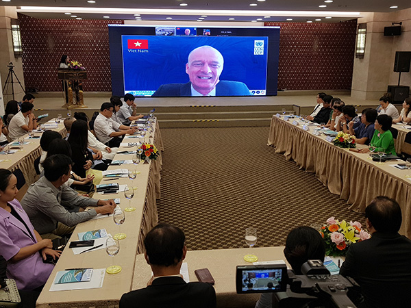 Ông Patrick Haverman, Phó trưởng đại diện thường trú UNDP tại Việt Nam phát biểu trực tuyến với hội thảo