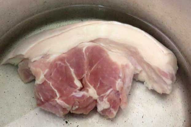Sự thật về việc chần thịt qua nước sôi để loại bỏ chất bẩn: Tưởng tốt hóa ra rước thêm bệnh vào thân