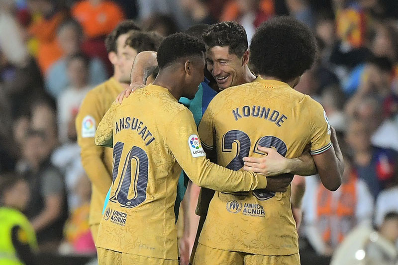 Lewandowski ghi bàn phút bù giờ, Barca chiếm ngôi đầu bảng La Liga