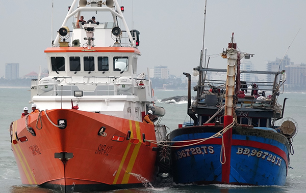 Cứu tàu cá Bình Định và 13 ngư dân bị trôi dạt trên biển