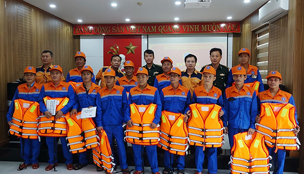 Đại diện lãnh đạo Cục Hàng hải Việt Nam, Trung tâm Phối hợp tìm kiếm, cứu nạn hàng hải Việt Nam tặng quà động viên các ngư dân tàu BĐ 96728 TS bị nạn trên biển