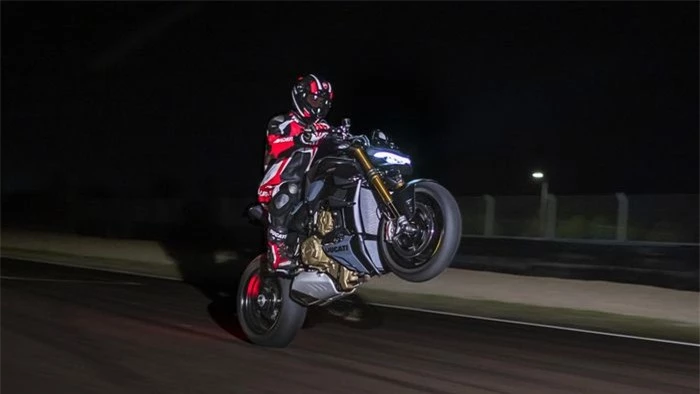  Sau Panigale V4, Ducati tiếp tục giới thiệu phiên bản mới cho Streetfighter V4. Dòng nakedbike này được giới thiệu với 3 phiên bản là V4, V4 S và V4 SP. 