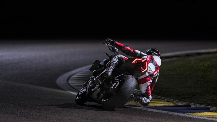  Ducati Streetfighter V4 2023 có giá khởi điểm 22.454 USD cho bản tiêu chuẩn, V4 S có giá từ 25.677 USD và bản cao nhất V4 SP được bán với giá từ 34.565 USD. Streetfighter V4 và V4 S sẽ được giao hàng từ tháng 1/2023, phiên bản còn lại phải đợi đến tháng 3/2023. 
