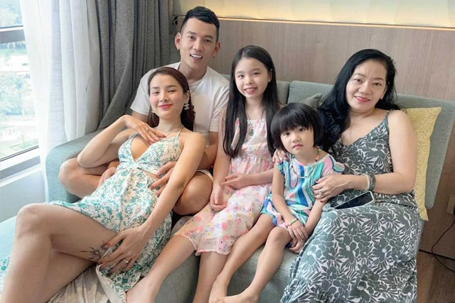 Phương Trinh Jolie mặc 'thiếu vải' ngồi trong lòng Quý Bình, ngay bên cạnh là con gái