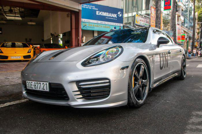 Porsche Panamera Turbo S Executive bất ngờ xuất hiện trên đường phố TP.HCM