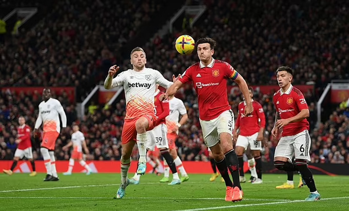 Màn tái xuất '1 tên trúng 2 đích' của Maguire