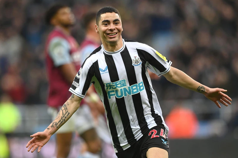 Tiền vệ phải: Miguel Almiron (Newcastle).