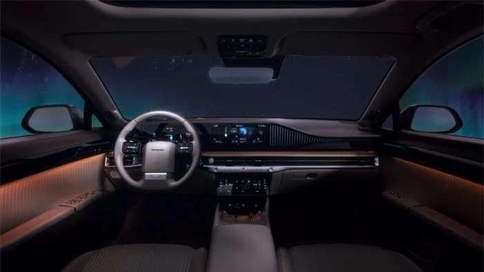  Điểm mới trên mẫu xe này là buồng lái kỹ thuật số mới, với màn hình lớn trải dài trên taplo, màn hình cảm ứng thứ 3 dùng để điều khiển cụm công cụ, vô lăng mới tích hợp nút chức năng và chọn cấp số. 