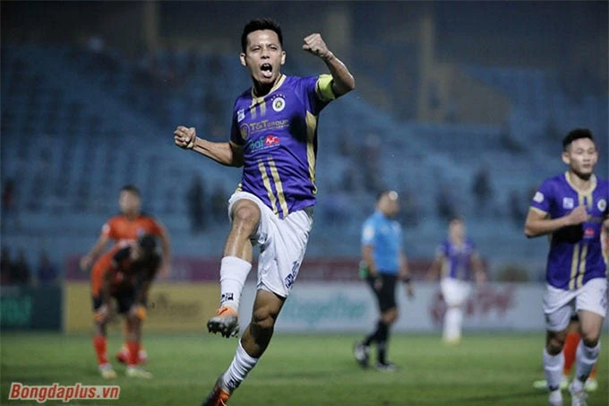 Văn Quyết khai thông thế trận cho Hà Nội FC - Ảnh: Minh Tuấn 