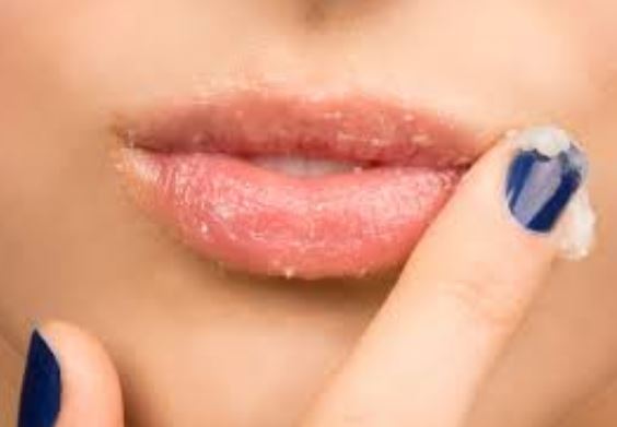 3 bước để môi hồng căng mọng cực nhanh