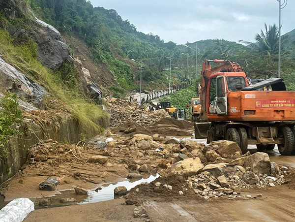 Mưa lũ lịch sử do ảnh hưởng bão số 5 đã gây sạt lở nghiêm trọng tuyến đường Hoàng Sa - khu vực bán đảo Sơn Trà, đến nay vẫn chưa thể khắc phục xong
