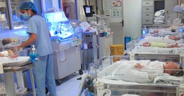 Nhân viên bệnh viện hết lòng với trẻ sơ sinh