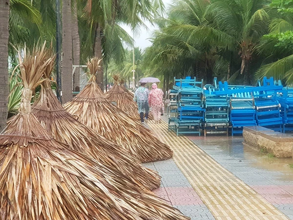 Các cơ sở kinh doanh dịch vụ ven biển Đà Nẵng phải tạm ngừng hoạt động do ảnh hưởng bão số 4 (bão Noru) tháng 9/2022.