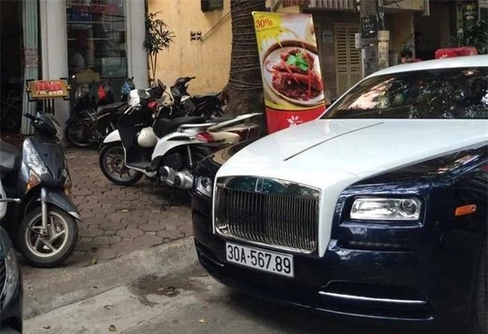  Chiếc Rolls-Royce Wraith mang biển số tiến từng được bắt gặp trên đường phố Hà Nội. Ảnh: Dương Đức Ngọc. 