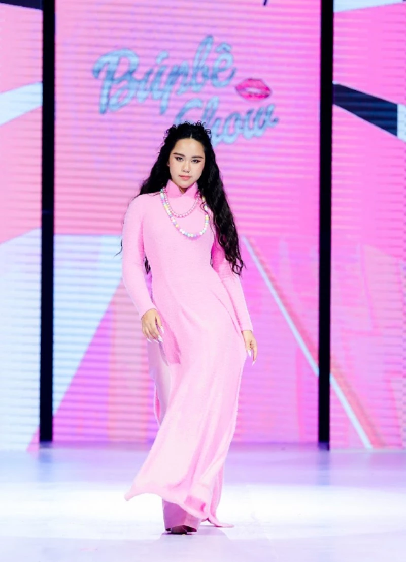 Bella Vũ trình diễn BST Búp bê của NTk Phương Hồ Bella Vũ trình diễn BST Búp bê của NTk Phương Hồ